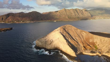 Langsame-Und-Stetige-Drohnenaufnahmen-Von-Manana-Island-Oder-Rabbit-Island-In-Hawaii