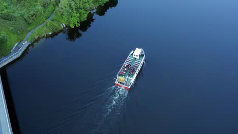 El-Crucero-En-Barco-Por-El-Río-Guía-A-Las-Personas-A-Lo-Largo-Del-Río-Corrib-Explicando-La-Belleza-Natural-De-Galway.