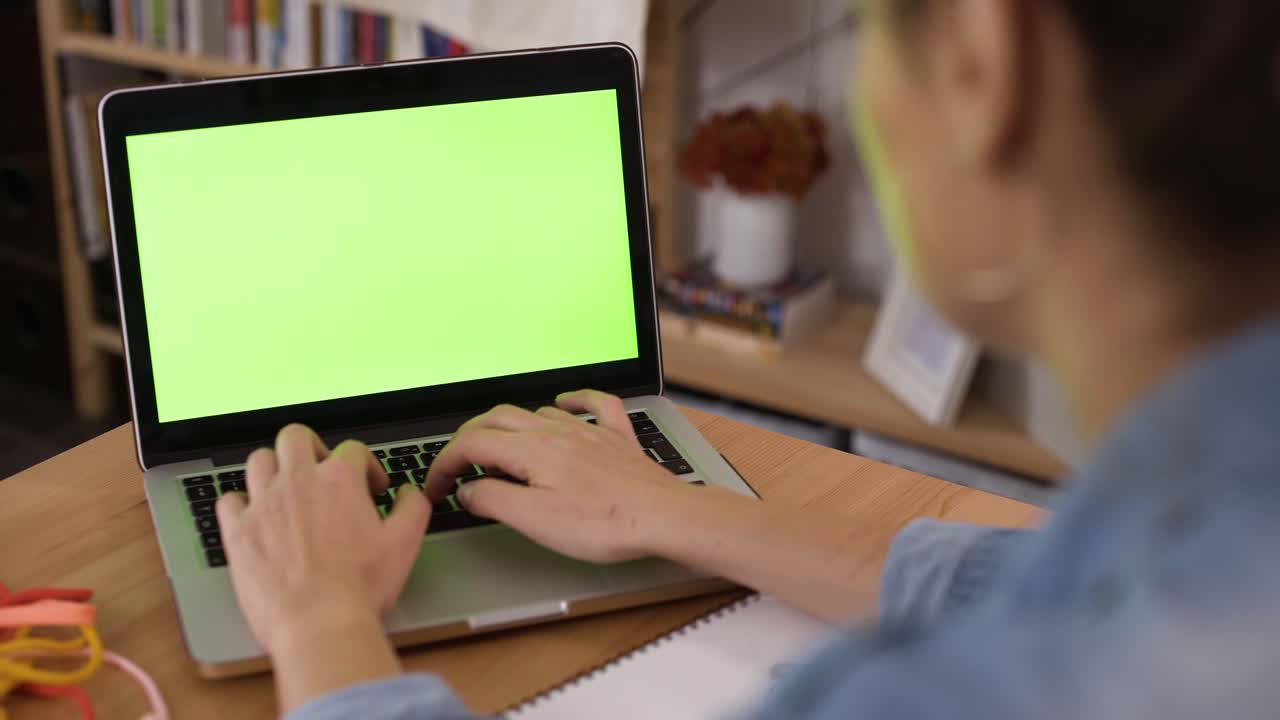 mujer joven que usa una computadora portátil y trabaja como independiente desde casa