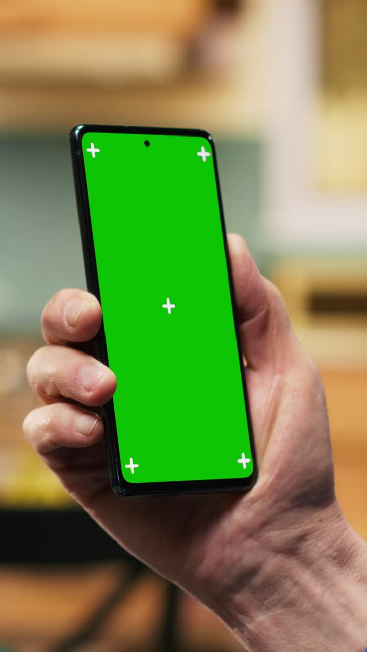 Video verticale. Schermo verde verticale su telefono cellulare con anziani che svolgono una routine di assistenza sanitaria.
