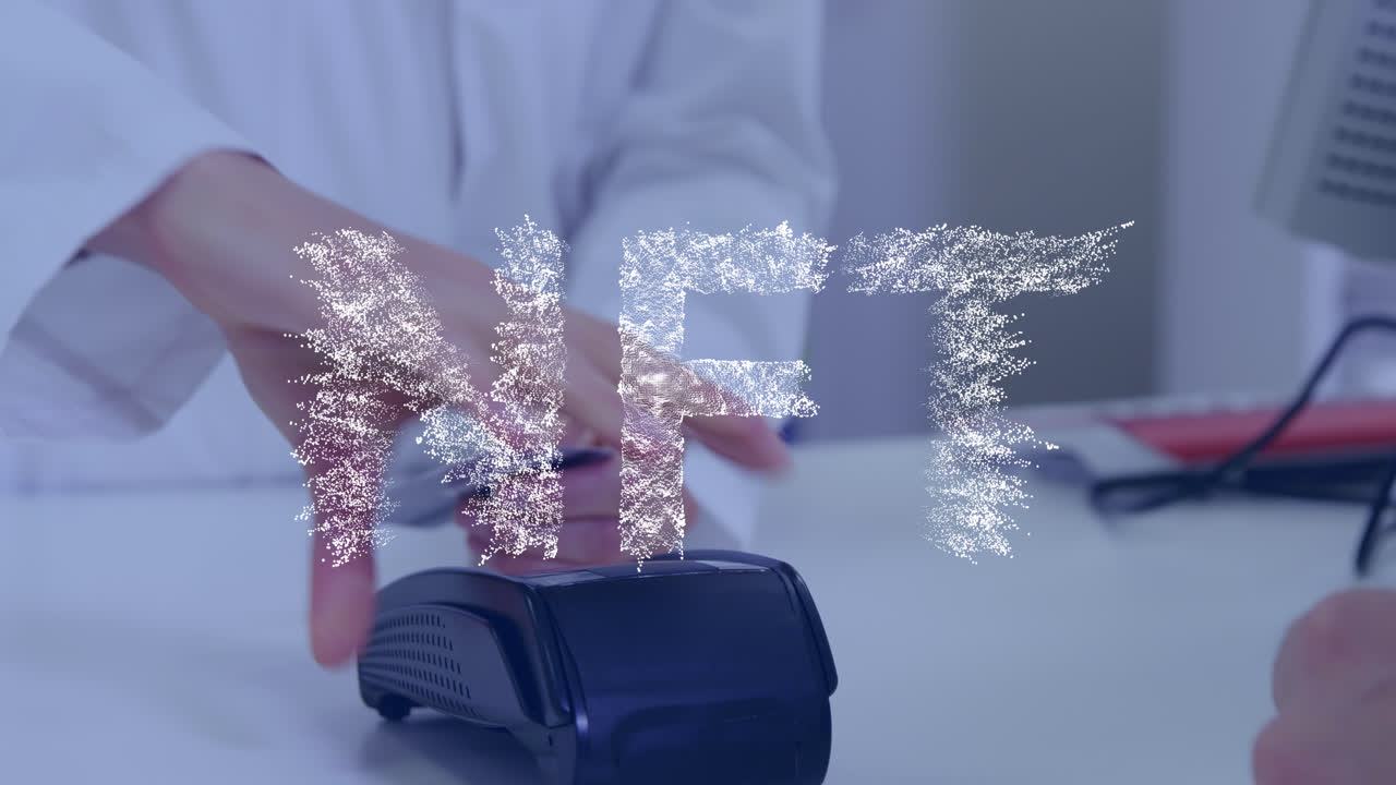 신용카드로 지불하는 남자의 중간 섹션 위에 nft 텍스트 배너의 애니메이션