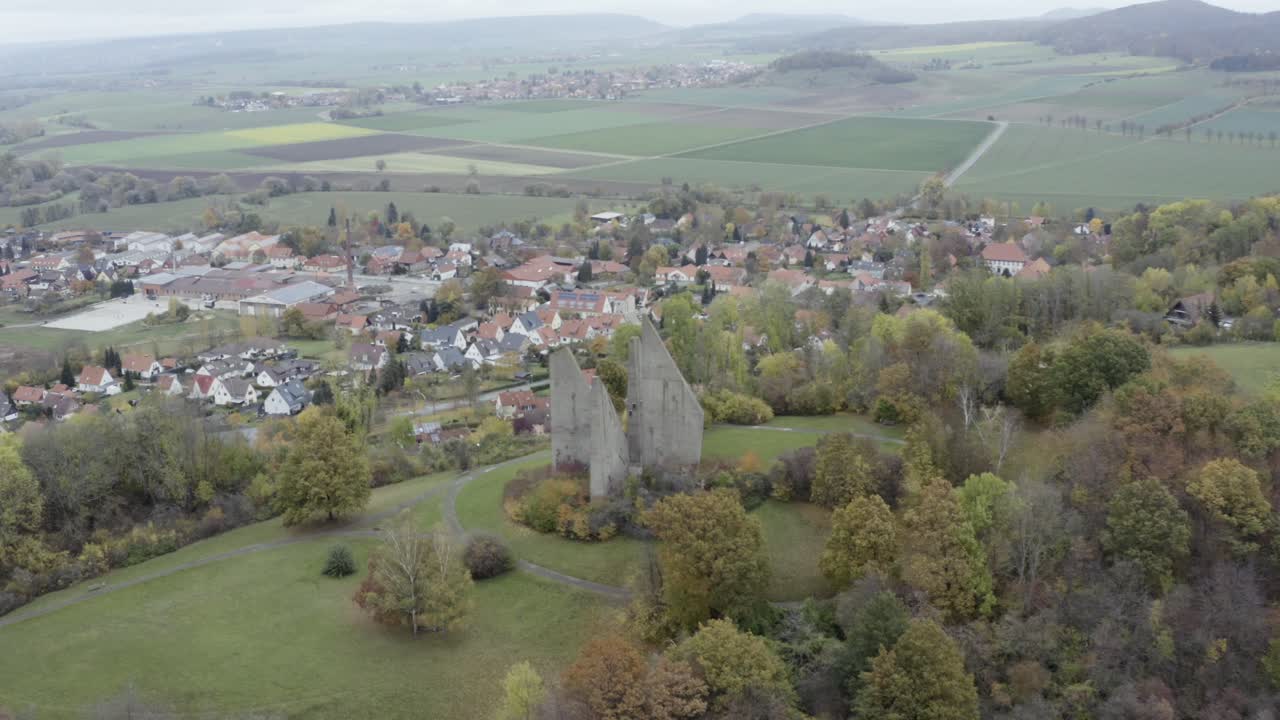 toma aérea de un dron del memorial de friedland