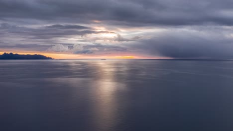 海上日落在安多亞島 (andoya island) 的海景