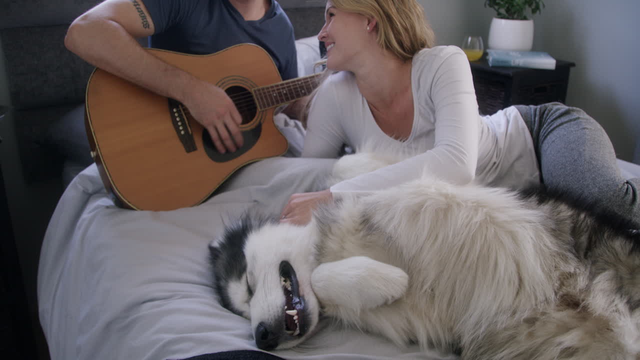 그리고 음악과 사랑은 우리를 계속 움직이게 하는 것입니다.