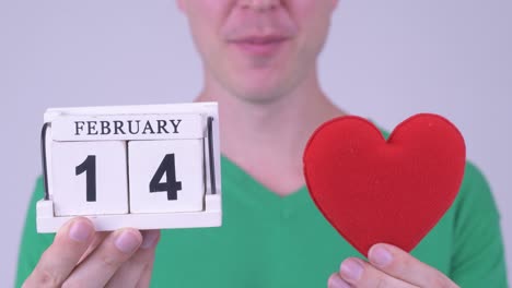 joven apuesto listo para el día de san valentín