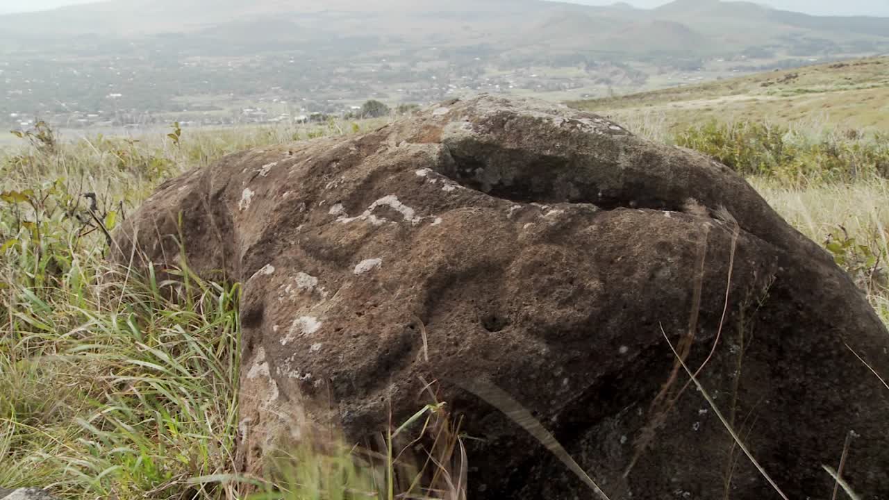 신비한 돌 조각은 이스터 섬 1의 조류 관찰 지점을 장식합니다.