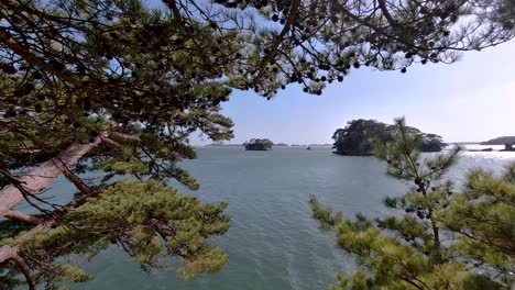 vista hacia el océano abierto en la bahía de matsushima con islas pequeñas