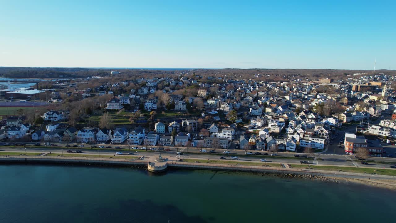 Volo panoramico di drone sul Giardino dei Tulipani costiero e sui Monumenti lungo l'area stradale di Western Ave, Gloucester, Massachusetts, USA