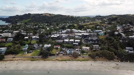 Vista-Aérea-De-La-Playa-Y-La-Bahía-Llena-De-Barcos-En-Waiheke,-Nueva-Zelanda