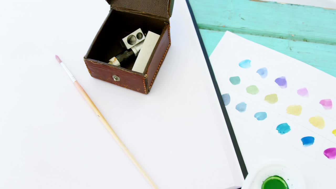 페인트 브러시 와 캔버스 로 팔레트 에 있는 수채화 페인트