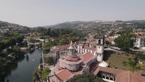 vista aérea del convento de sao goncalo en amarante, portugal
