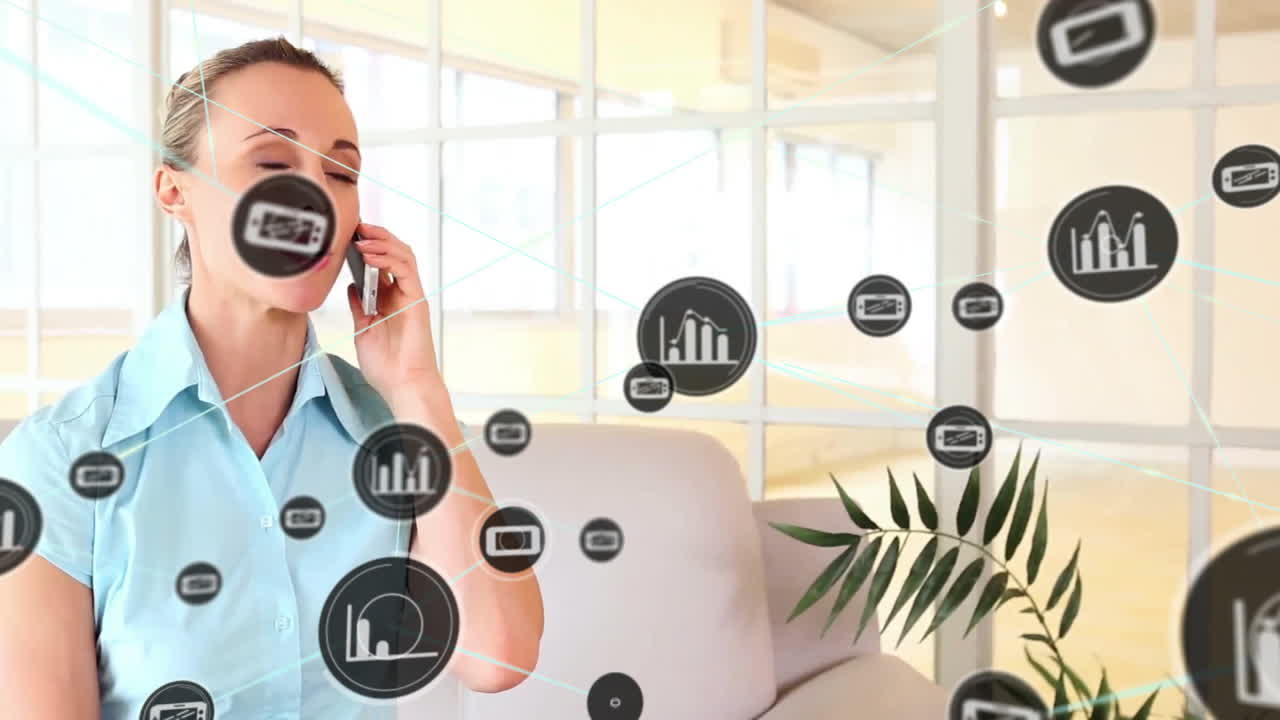 animación de la red de conexiones sobre una mujer caucásica hablando en un teléfono inteligente