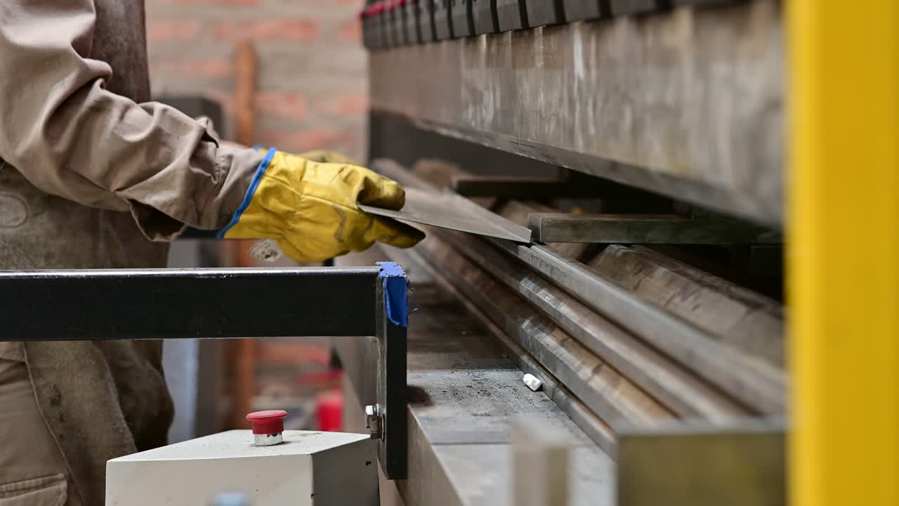 dobladora de metal trabajando en la fábrica