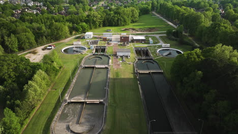 la planta de tratamiento de aguas residuales de collierville y sus clarificadores, tanques de aireación y cámaras de grava en tennessee, estados unidos