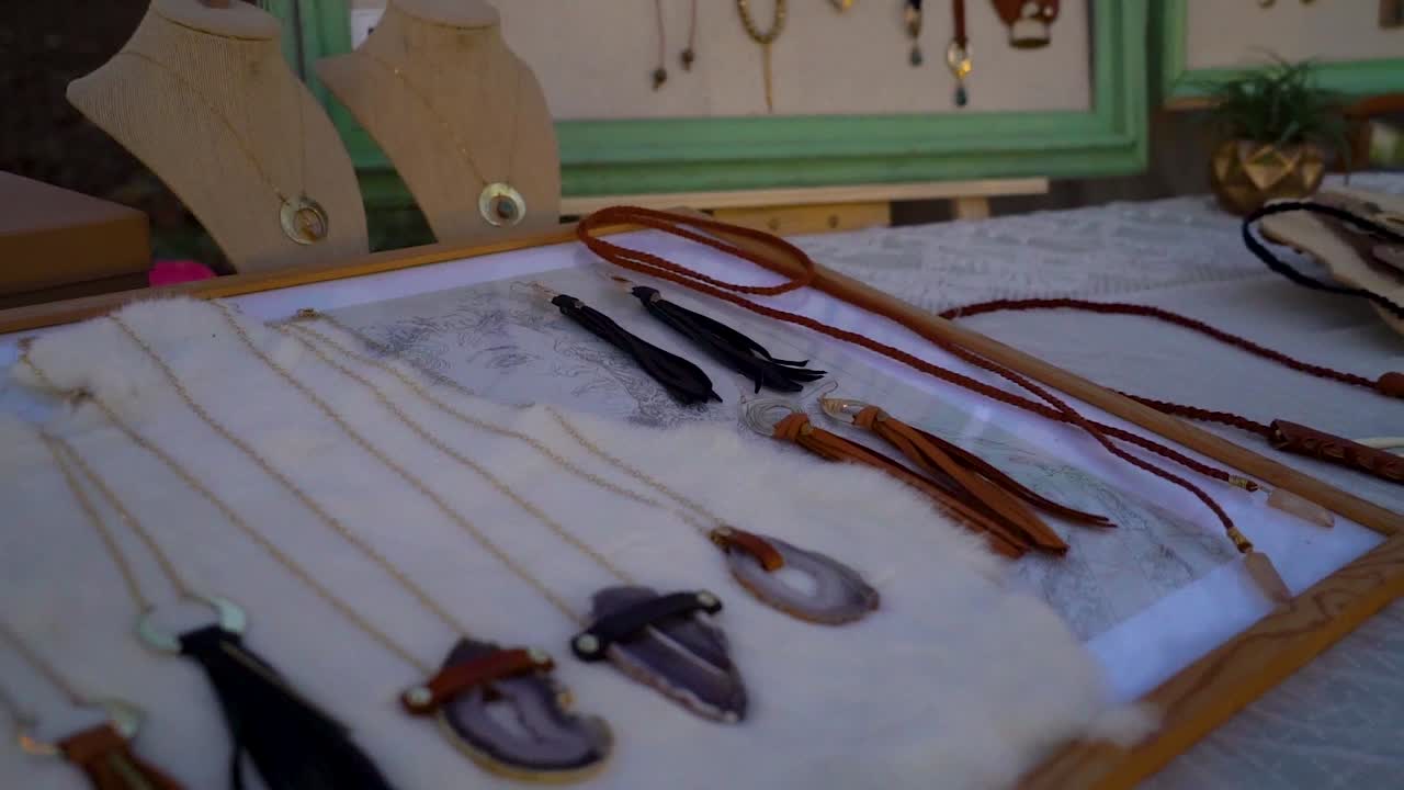 Joyas en exhibición sobre una mesa.