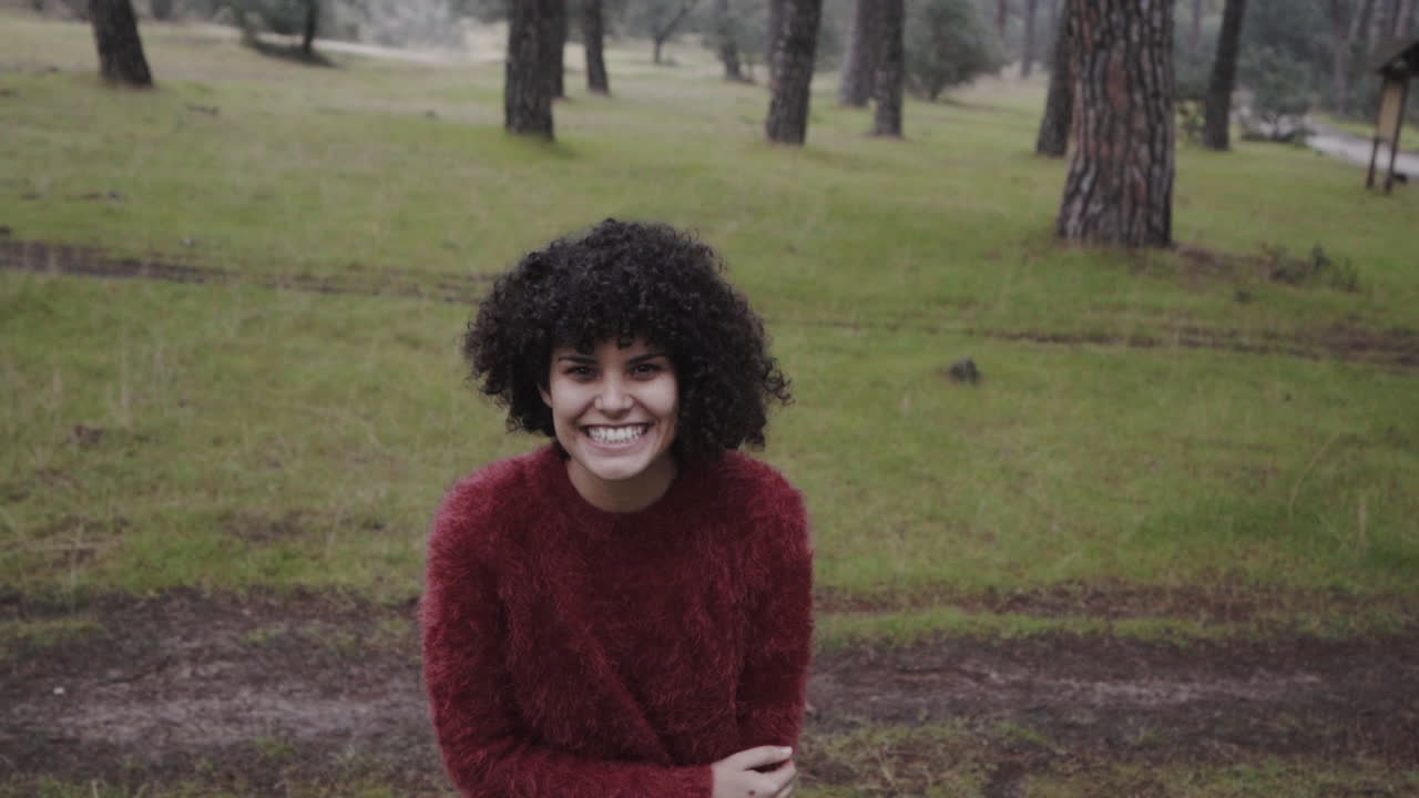 atractiva simpática mestiza chica negra acogedora