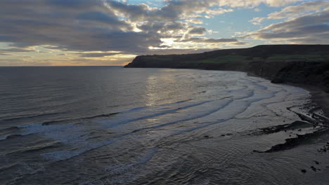 Establecimiento-De-Una-Toma-De-Drones-De-La-Playa-De-La-Costa-Este-De-Yorkshire-Y-Del-Amanecer-De-Los-Acantilados