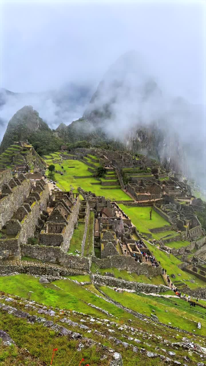 Poranny wschód słońca, Machu Picchu, szlak Inków, okrążenie turystyczne, tarasy, krajobraz, słonecznie, mgliste chmury, peruwiańskie Andy, Peru, Perú, historyczne sanktuarium Inków, świątynia, pora deszczowa, bujna zielona dżungla, pionowy ruch panoramiczny w lewo