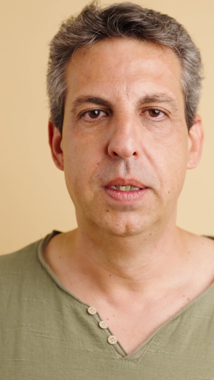 retrato de un hombre enojado