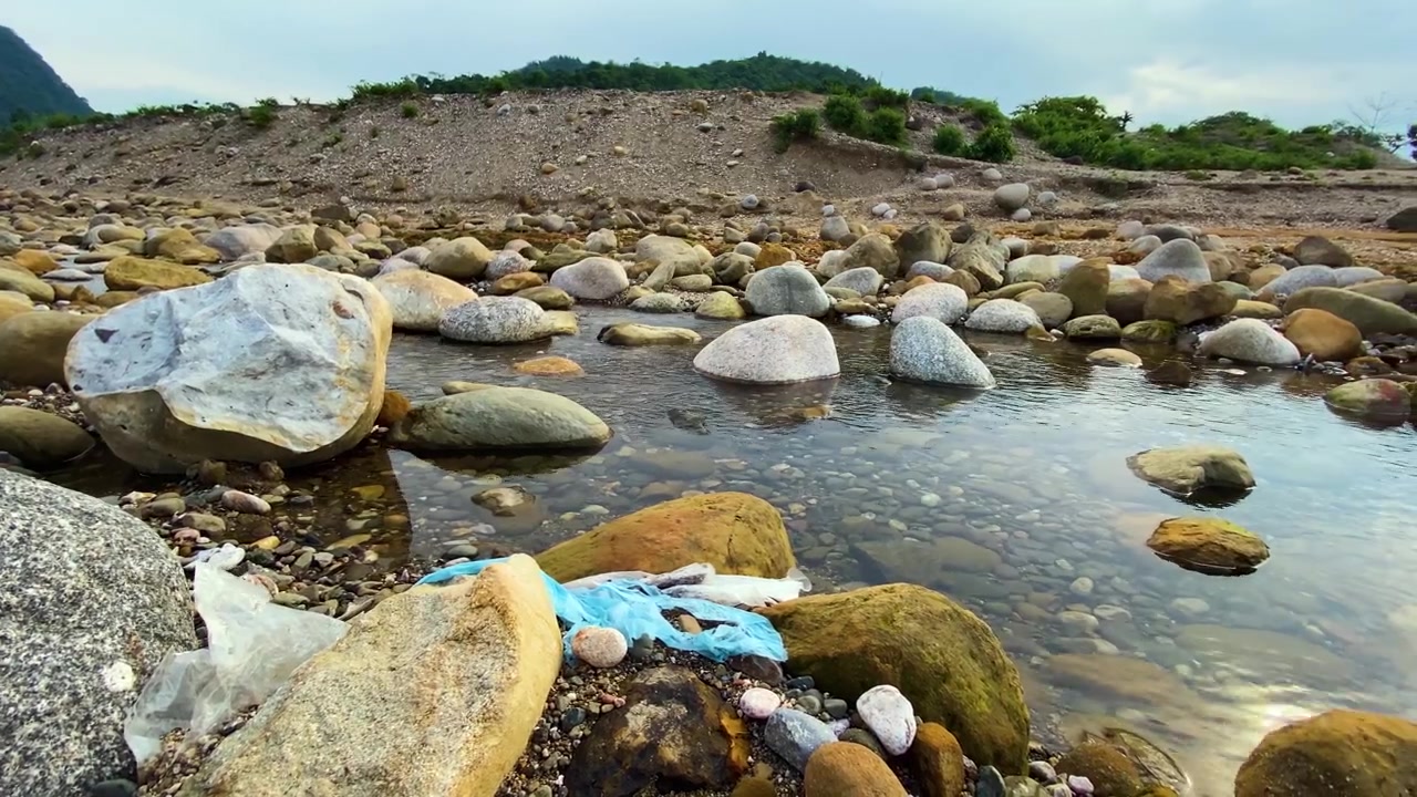 Sampah Plastik Polietilena Mencemari Alam Aliran Sungai Pegunungan Berbatu di Tempat Wisata di Sylhet, Bangladesh