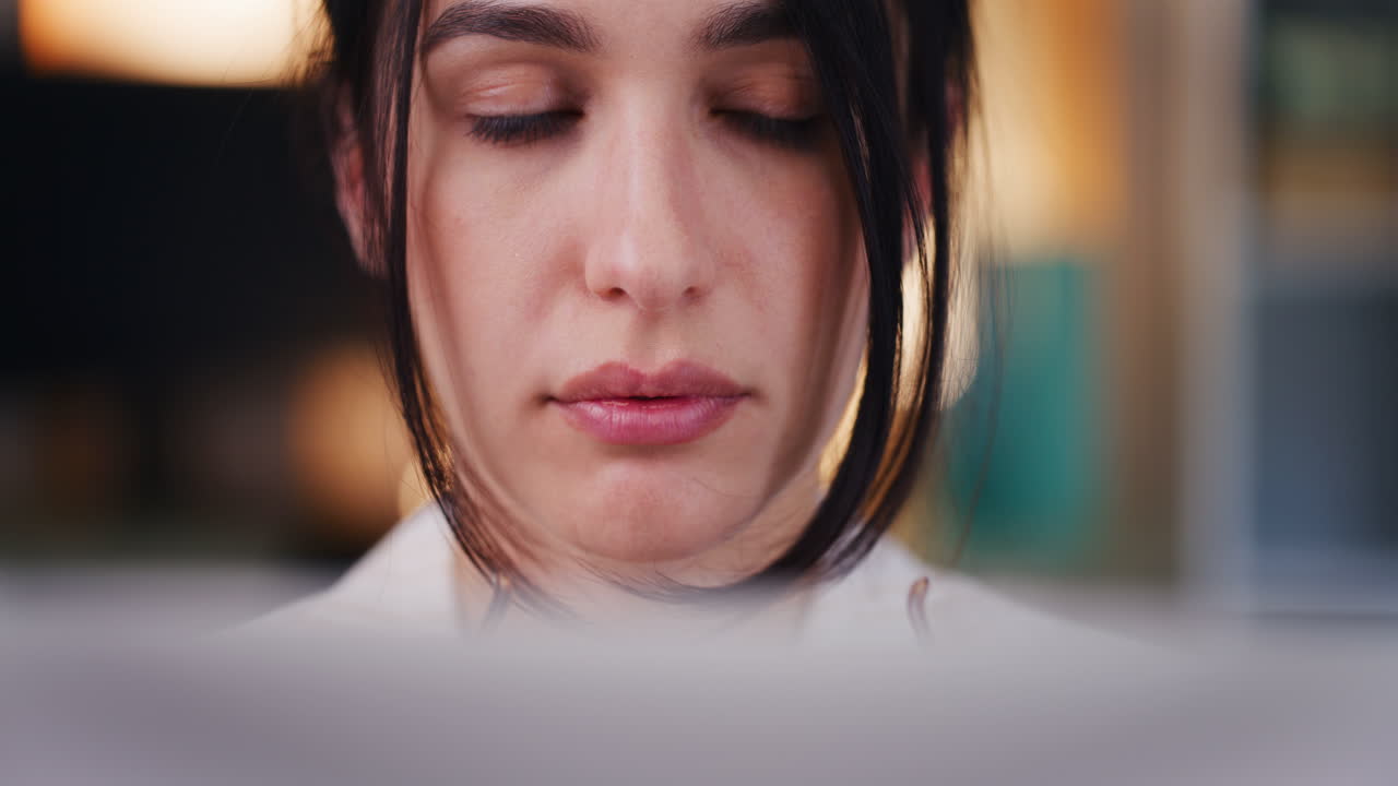 mujer triste trabajando en la computadora portátil, preocupada y desanimada