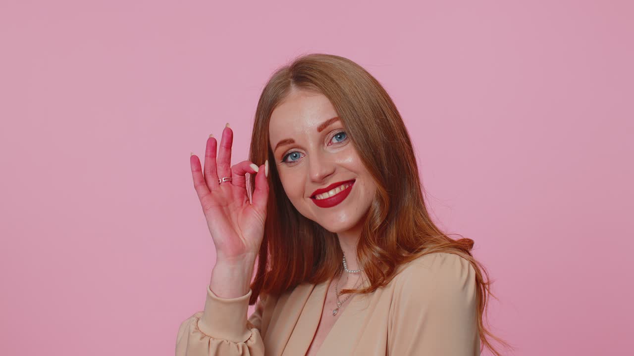 Positiva donna d'affari ragazza che mostra ok gesto come segno positivo qualcosa di buono su sfondo rosa