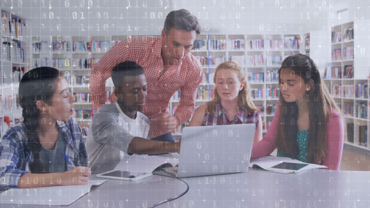 Animation von Datenverarbeitung über verschiedenen Geschäftsleuten, die Computer nutzen