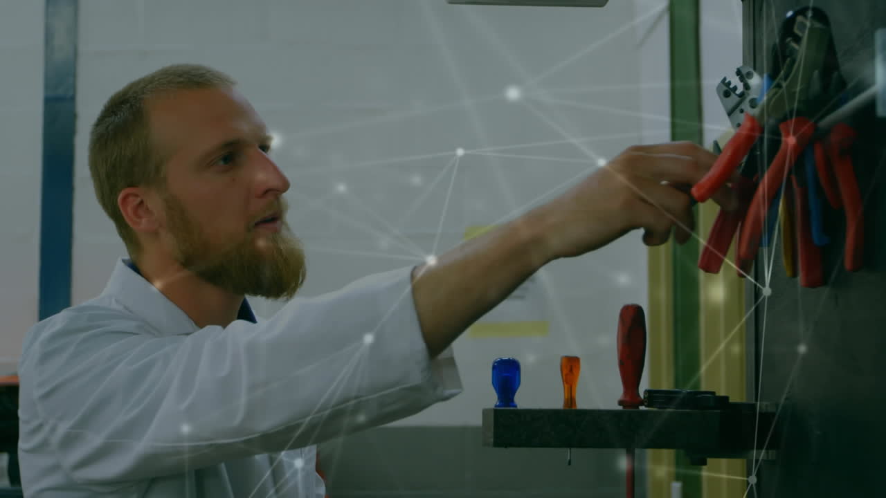 анимация сети соединений над кавказским человеком, работающим в компьютерной лаборатории,