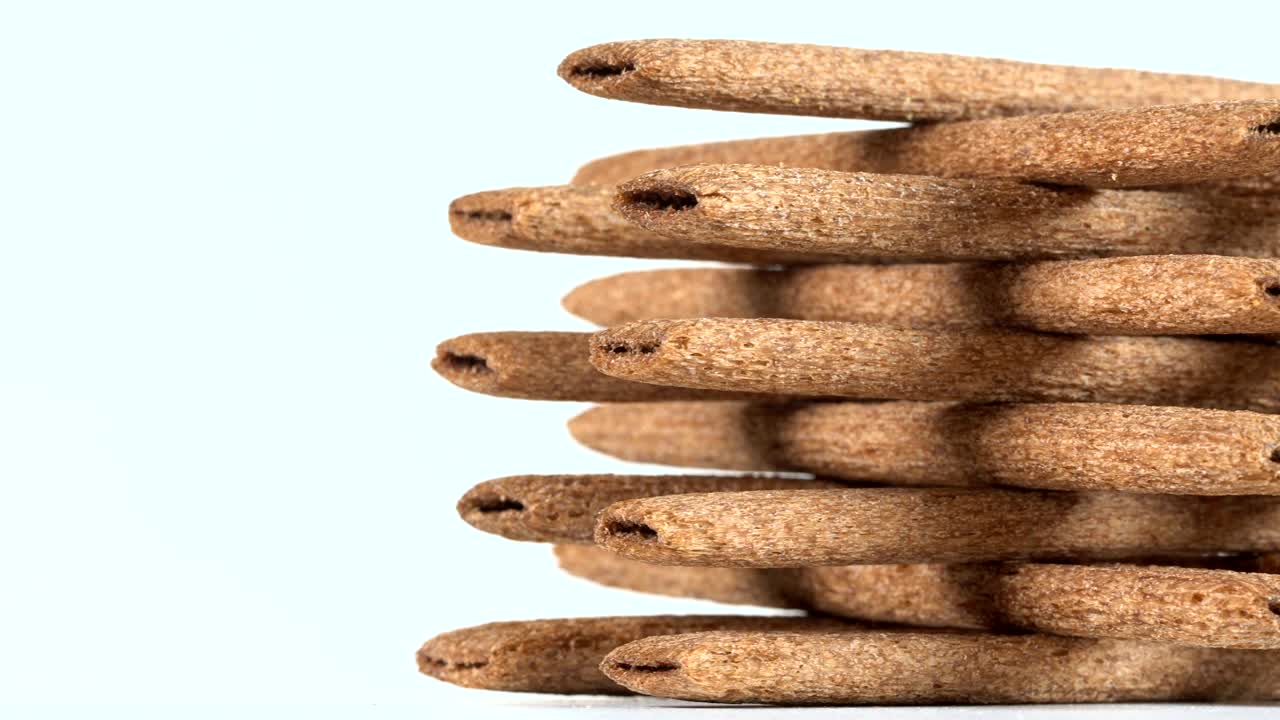 galletas de bambú en una mesa giratoria