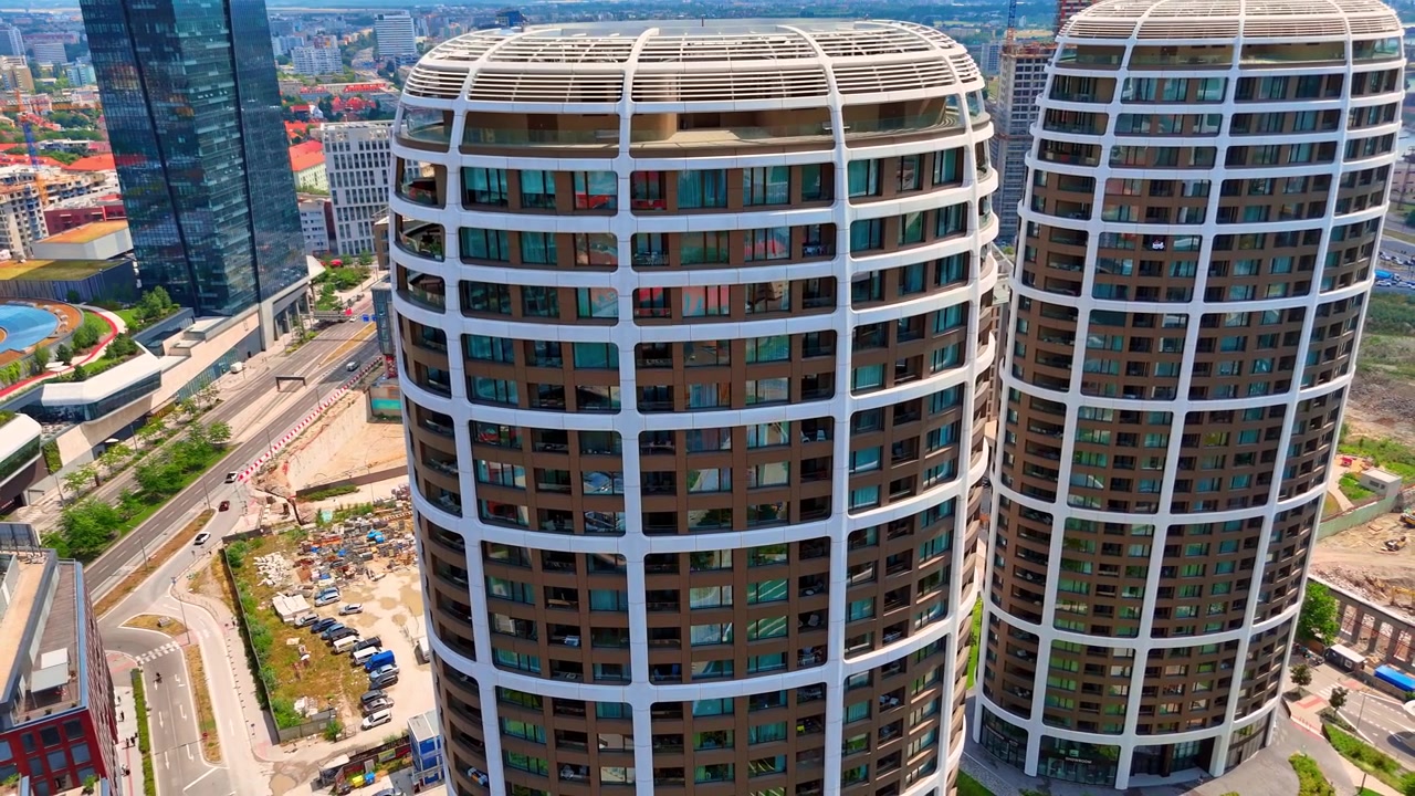 Bratislava, Eslováquia, 2 de junho de 2026: Fachada de torre branca no empreendimento Sky Park, Bratislava, Eslováquia. Perspectiva vertical próxima capturando fileiras de janelas na arquitetura residencial curva.