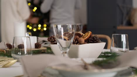 Tisch-Mit-Frischen-Weihnachtsdekorationen