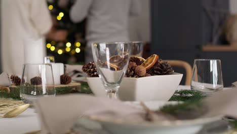 mesa con decoraciones navideñas frescas