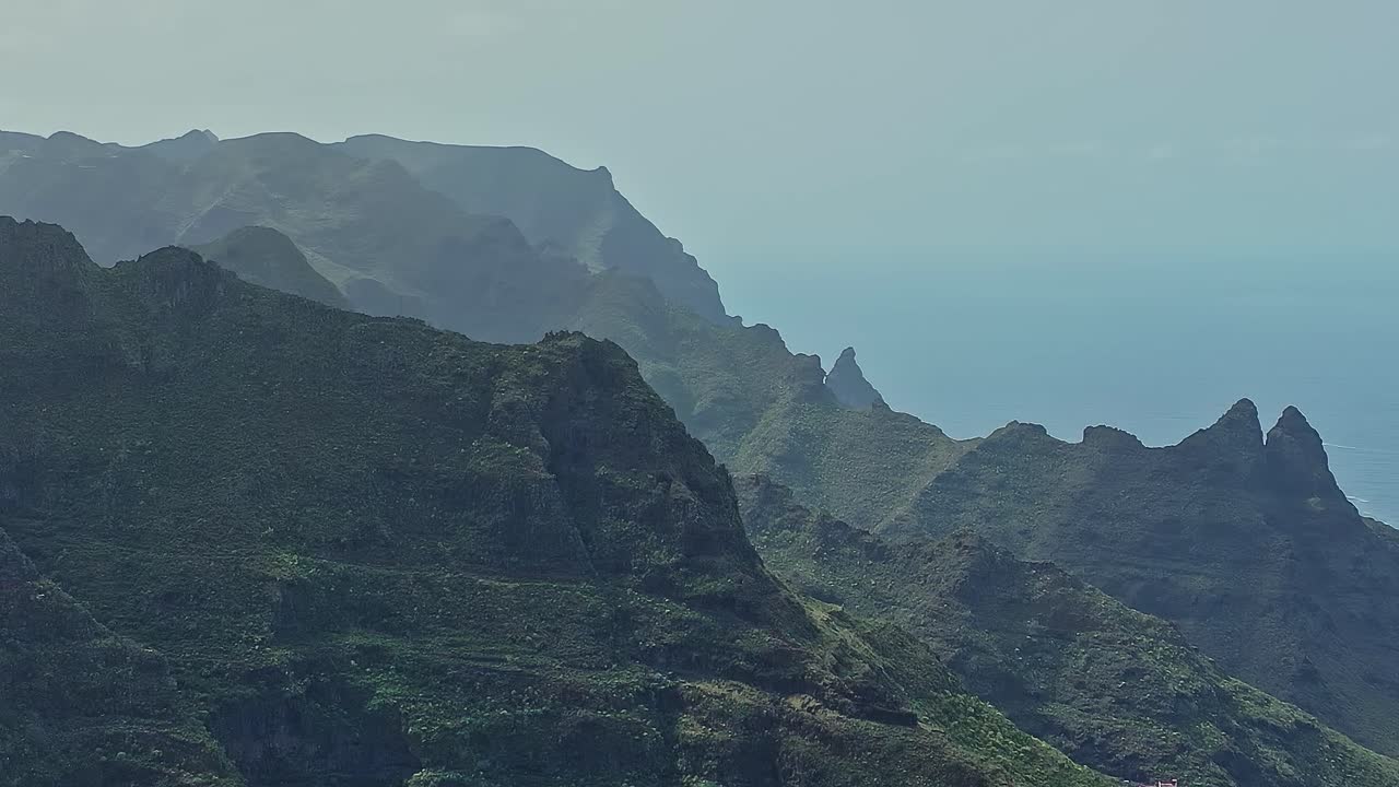 Vista panoramica delle montagne e della costa a Tenerife, Spagna