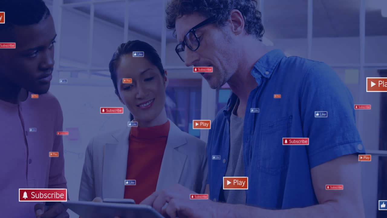 animación de iconos y procesamiento de datos en diversas personas de negocios que utilizan tableta