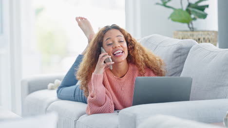 Una-Mujer-Joven-Hablando-Por-Teléfono