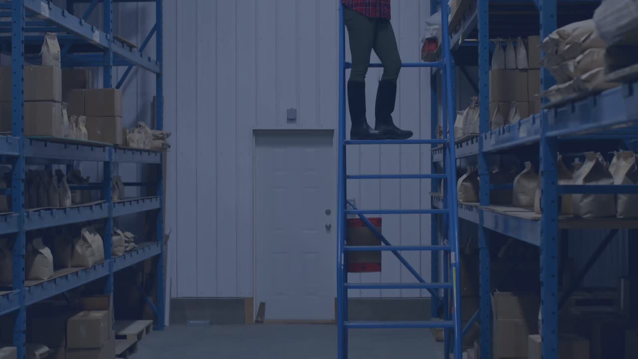 animación de iconos con procesamiento de datos sobre trabajador masculino caucásico en un almacén