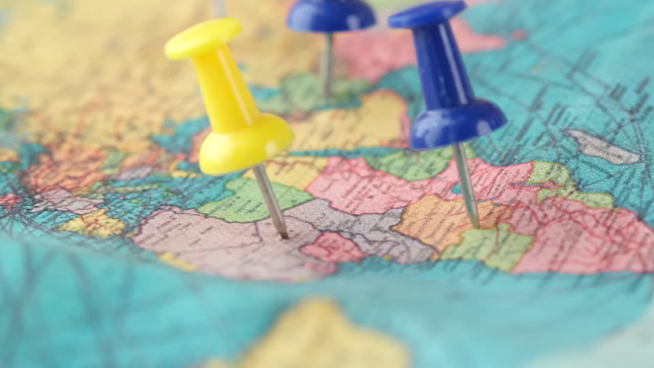 destinos de viaje marcados en un mapa con alfileres de colores