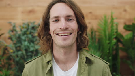 cara, hombre y sonriente o feliz trabajador independiente