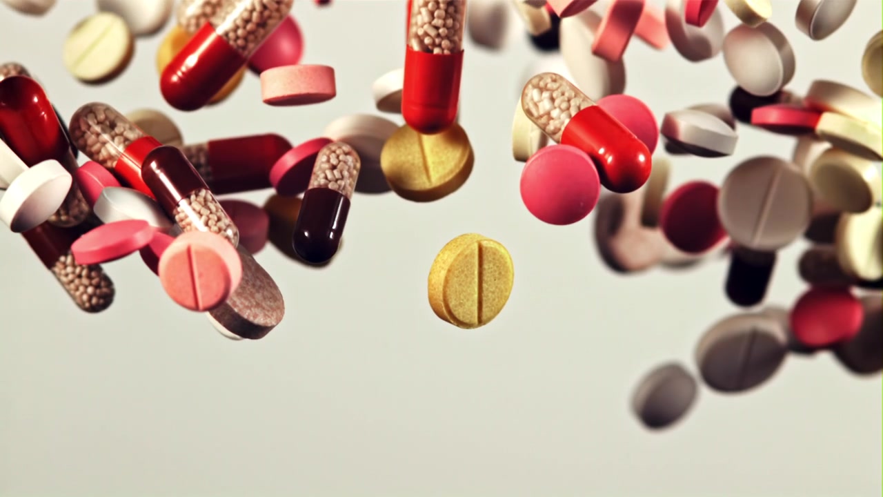 Varie pillole e capsule mediche che galleggiano su sfondo bianco