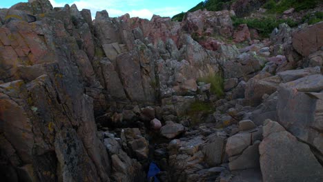 rocas afiladas junto al mar