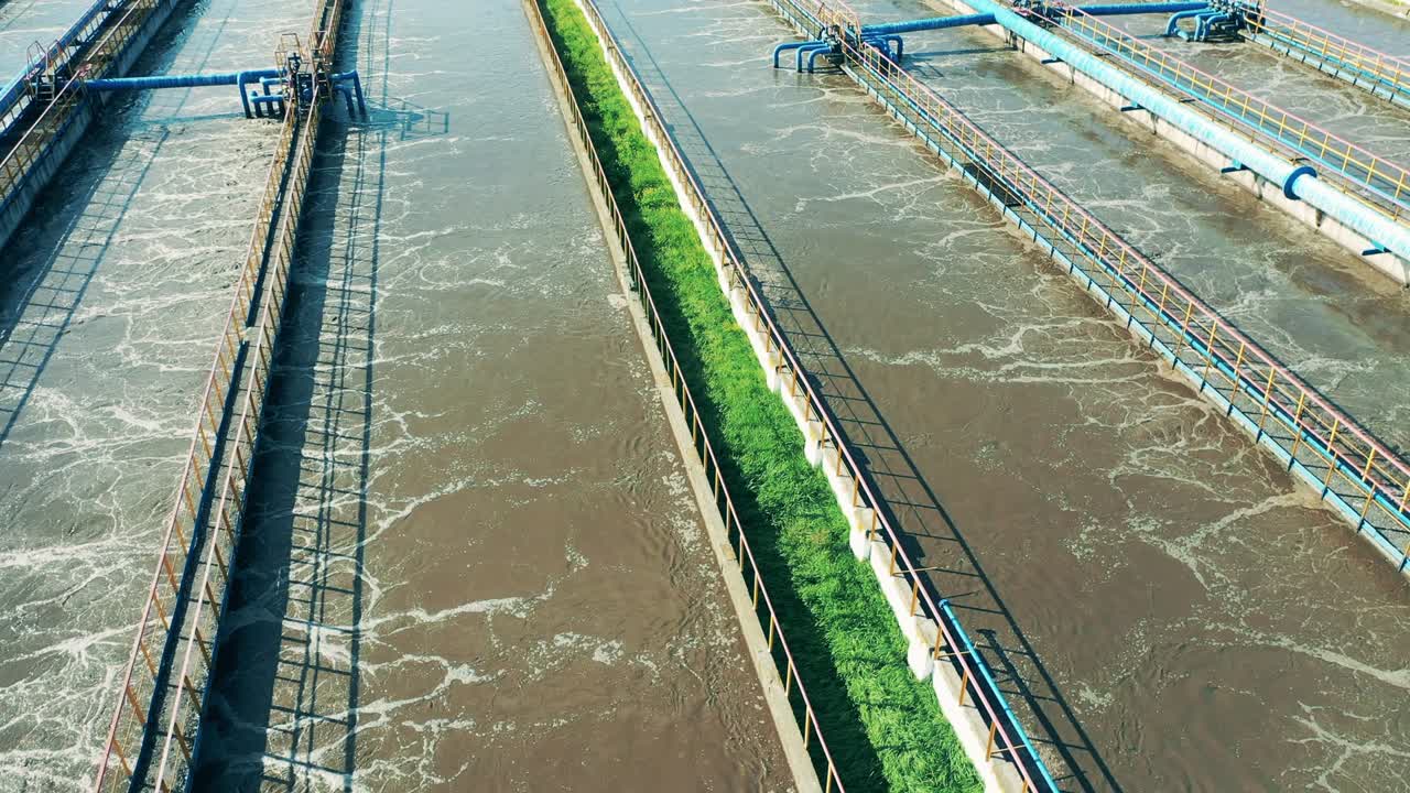 vista superior de un gran sitio de limpieza de aguas residuales. concepto de tratamiento de aguas residuais.
