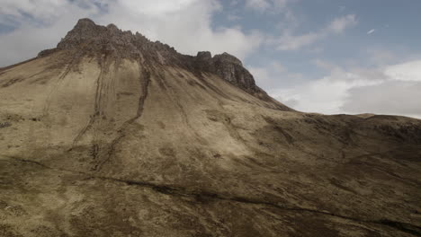 Vista-Aérea-Por-Drones-De-La-Montaña-Stac-Pollaidh-Y-Nubes-Sobre-Ella-En-Las-Tierras-Altas-Escocesas