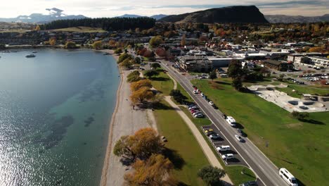 Seeufer-Der-Gemeinde-Lake-Wanaka,-Von-Bunten-Bäumen-Gesäumter-Strand,-Skatepark-Und-Spielplatz