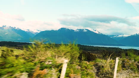 Road-tripping-in-New-Zealand,-Te-Anau-area:-mountains-covered-with-snow-rise-in-the-background