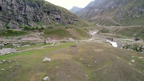 Antenne-Von-Motorradfahrern-In-Extremer-Berglandschaft-Der-Nördlichen-Himalaya-Berge-In-Indien