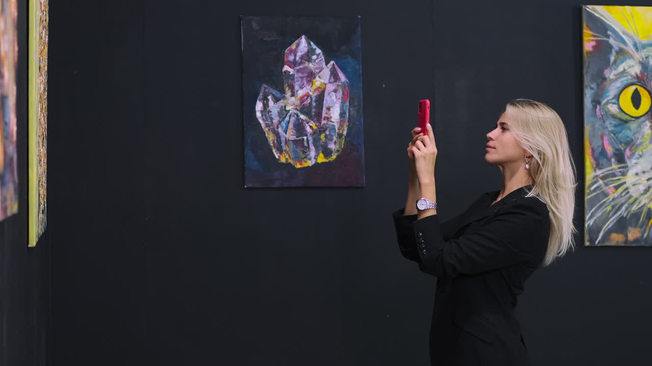 미술관 에서 그림 을 찍는 여자