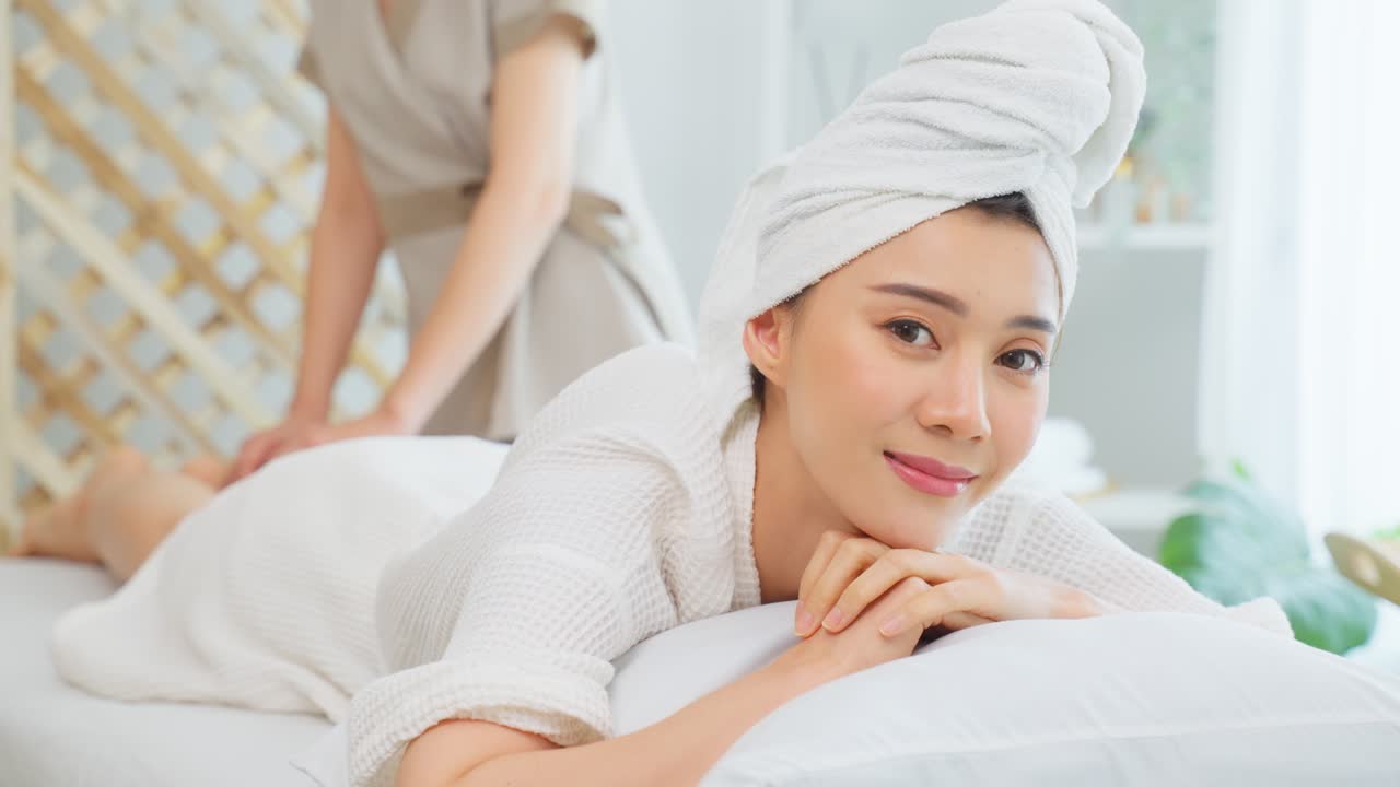 스파에서 마사지를 받는 여자
