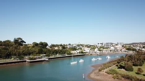 Drohnen-Parallaxe-Aus-Der-Luft-über-Dem-Blauen-Hafen-Der-Küstenstadt-Am-Sommertag