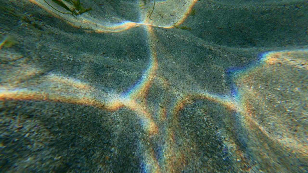 Leggero volo subacqueo sopra il fondale sabbioso nelle acque cristalline di Tenacatita
