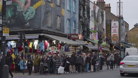 Camden-High-Street-Ocupada-Con-Gente-Y-Tráfico-En-El-Norte-De-Londres,-Reino-Unido-3